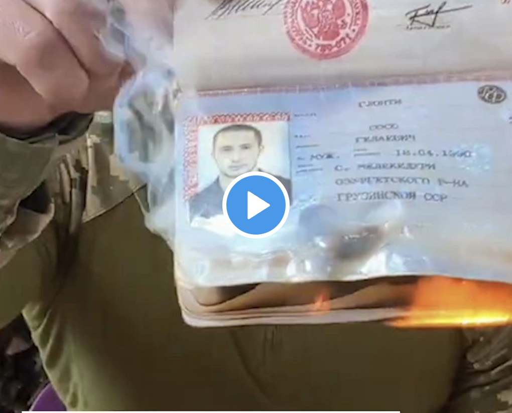 ロシアとグルジアの市民権を持つフィットネス コーチのソソ グロンティは、ロシアのパスポートを燃やし、ウクライナ軍に加わりました