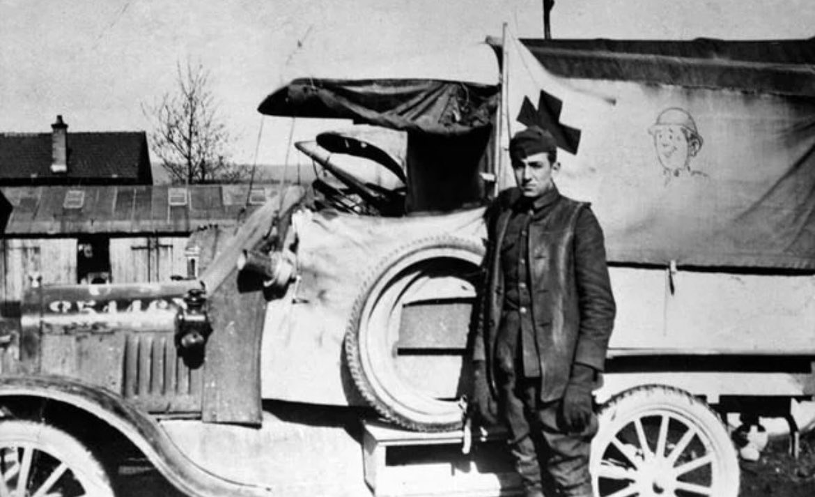 フランスで赤十字社時代にウォルト・ディズニーが救急車に描いた絵 1919