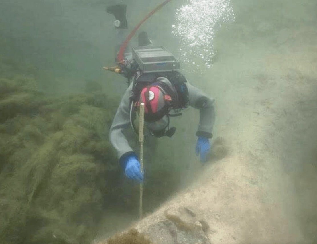 スイスのルツェルン湖の静かな水面下に3000年前に沈没した村を偶然発見