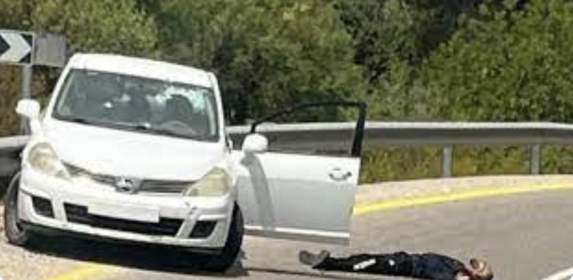 イスラエル兵士に撃たれ、車の隣の床に横たわるカダーさん