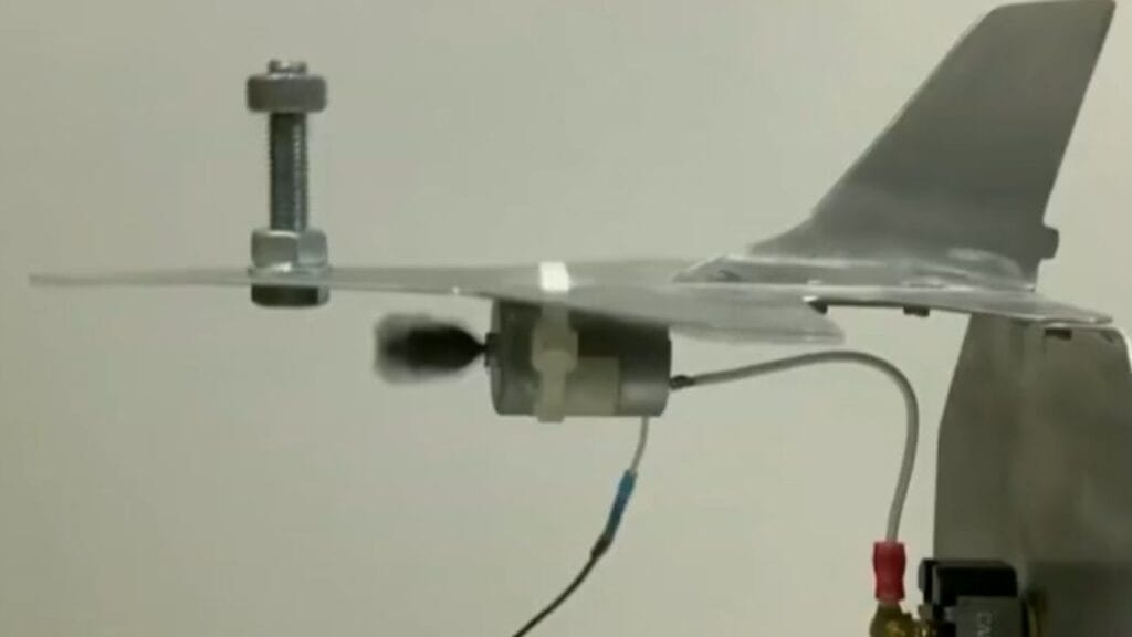 不適切なトルクで締め付けられた留め具が振動によってどのように緩むかを示す例