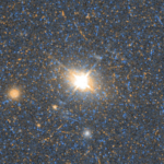 ハッブル宇宙望遠鏡がとらえたブレーザー3C345。画像中央に明るい点状の光源として写っている