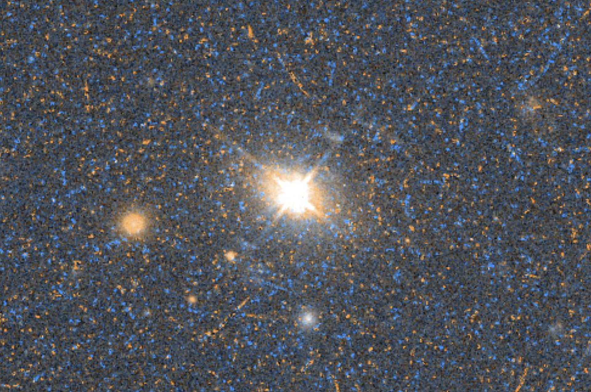 ハッブル宇宙望遠鏡がとらえたブレーザー3C345。画像中央に明るい点状の光源として写っている