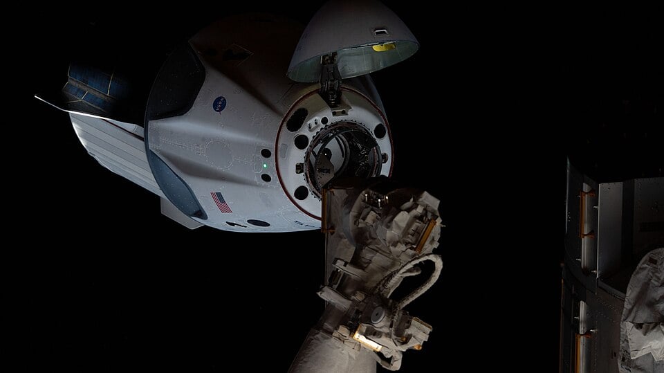 国際宇宙ステーションへのドッキングに向けて接近するスペースXのクルードラゴン宇宙船