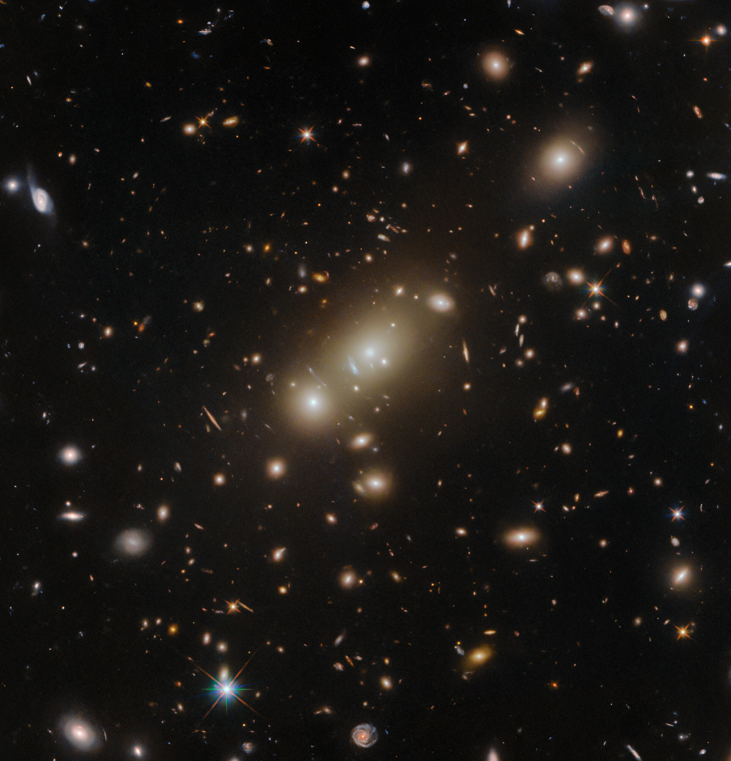 ハッブル宇宙望遠鏡が撮影した銀河団エイベル3322。中心付近に銀河2MASX J05101744-4519179を含む3つの明るい銀河団銀河が写っている