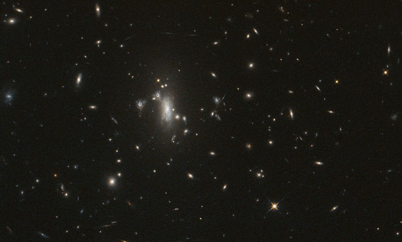 ハッブル宇宙望遠鏡が撮影した銀河団MACS J0417