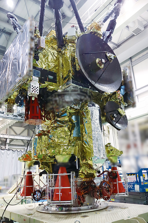 往路・探査・復路の3モジュールを結合したMMX探査機の外観