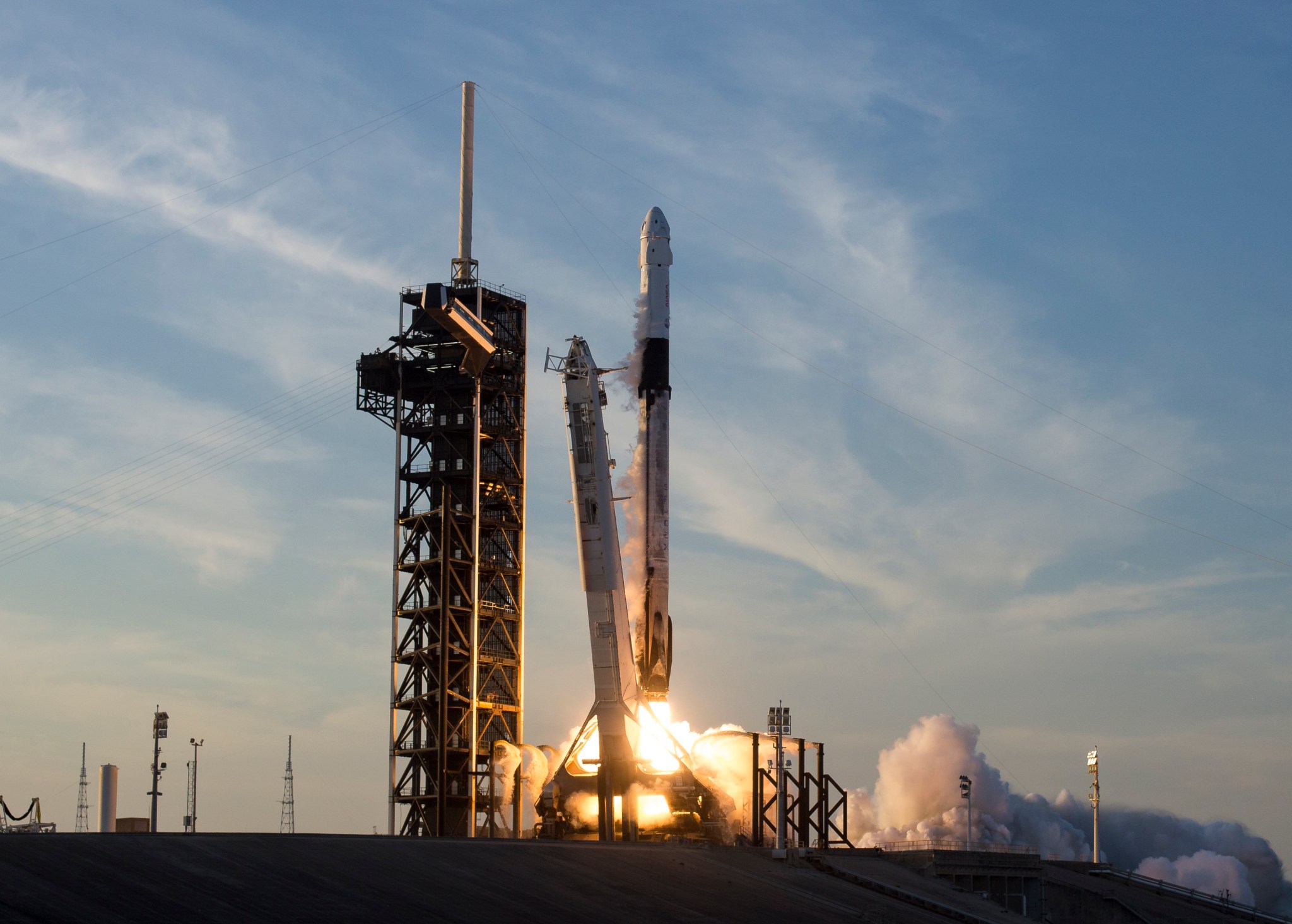 NASAのSpaceXクルー10ミッションを載せて打ち上げられるファルコン9ロケット