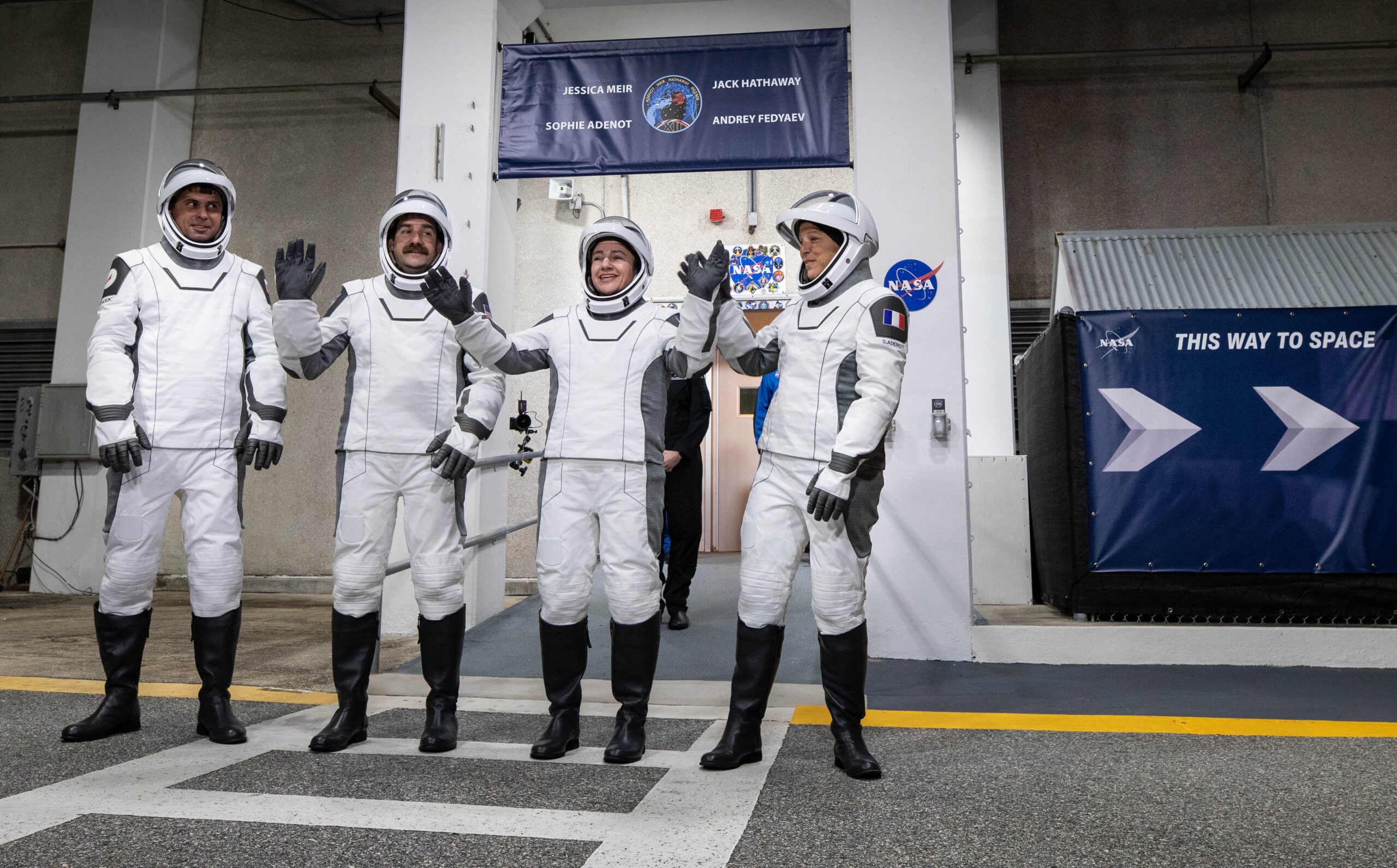 打ち上げ当日、宇宙服姿で手を振るクルー12の4人の宇宙飛行士