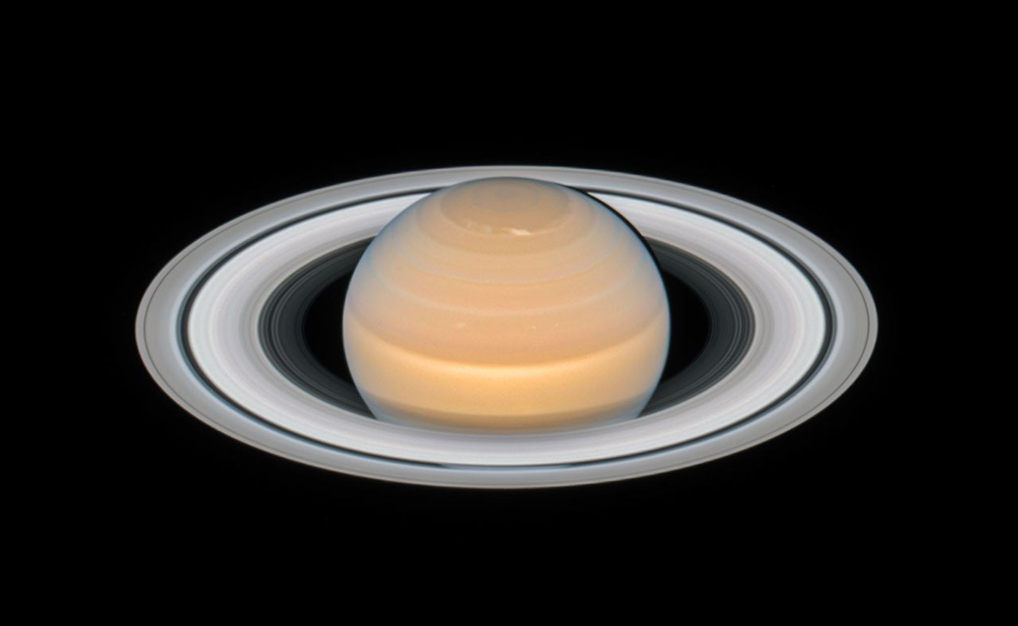 ハッブル宇宙望遠鏡が撮影した、環が大きく傾いて見える土星。北極の六角形の模様も写っている